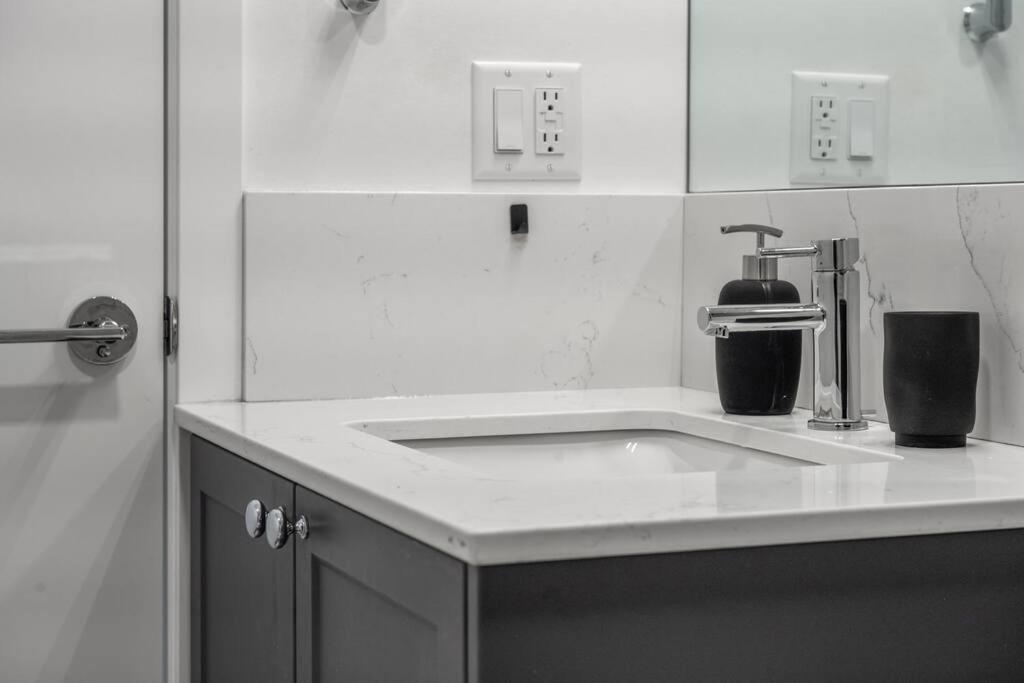 Apartament Chic 1Br Kensington Unit W/Parking Calgary Zewnętrze zdjęcie