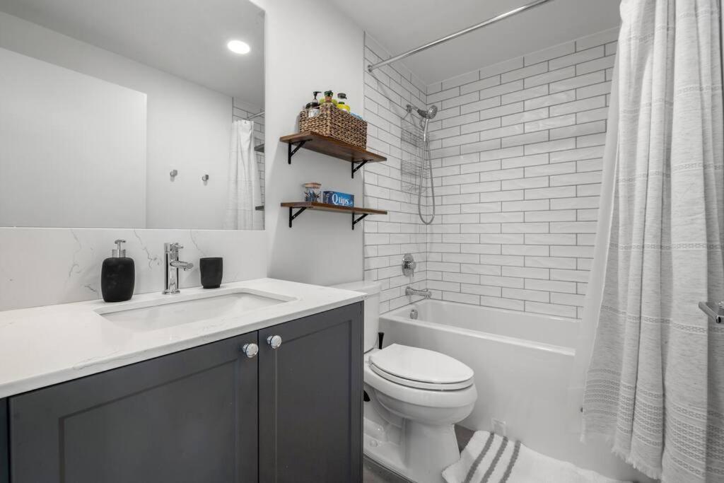 Apartament Chic 1Br Kensington Unit W/Parking Calgary Zewnętrze zdjęcie
